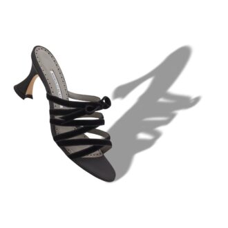 clementel schwarze seiden mules mit gekreuzten riemen 2 330x330 - CLEMENTEL Schwarze Seiden-Mules mit gekreuzten Riemen